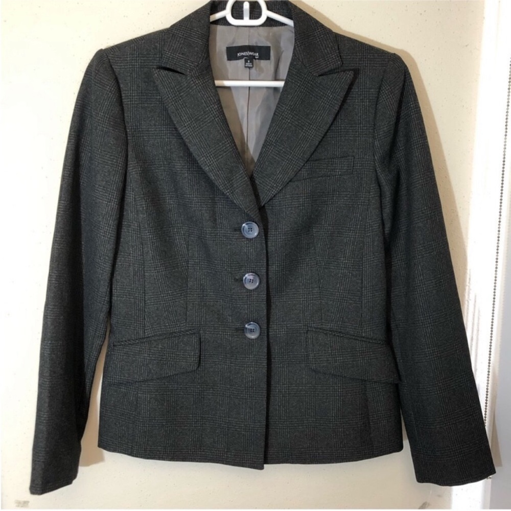Jones Wear blazer is a dark gray plaid structured jacket button closure SZ 6